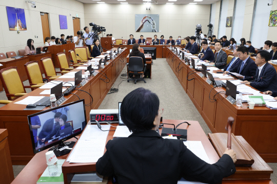 21일 오전 국회에서 열린 과학기술방송통신위원회의 이른바 '불법적 방문진 이사 선임 등 방송장악 관련' 3차 청문회'에서 더불어민주당 소속 최민희 과방위원장이 국민의힘 소속 위원들이 퇴장한 가운데 추가 증인 등 출석요구의 건을 의결하고 있다.<연합뉴스 사진>